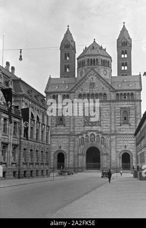 Das Westwerk des Hohen Domes zu Speyer von der Maximilianstraße gesehen, Deutschland 1930 er Jahre. La partie occidentale de la cathédrale de Speyer, vu de la rue Maximilianstrasse, Allemagne 1930. Banque D'Images