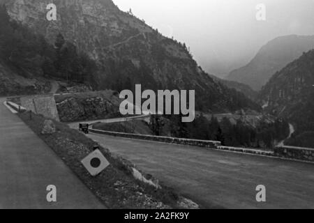 Unterwegs auf der Deutschen Alpenstraße, Deutschland 1930 er Jahre. Sur la Deutsche Alpenstrasse mountain road, Allemagne 1930. Banque D'Images