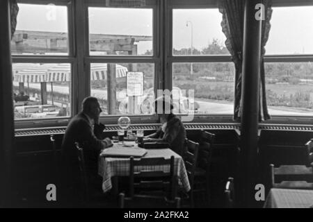 Ein Paar im Restaurant von Reichsautobahngaststätte, 1930er Jahre Deutschland. Un couple au restaurant d'un autoroute Reichsautobahn roadhouse, Allemagne 1930. Banque D'Images