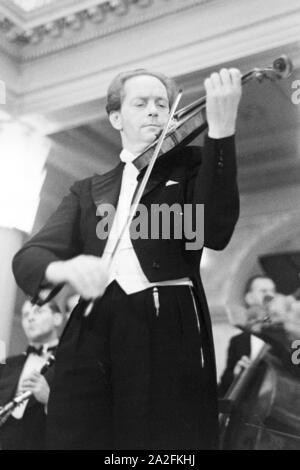 Orchesterleiter violoniste und der Barnabas von einem Konzert bei Geczy, Deutschland 1930 er Jahre. Violoniste et chef d'orchestre Barnabas von Geczy effectuant, Allemagne 1930. Banque D'Images