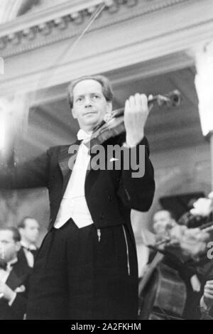 Orchesterleiter violoniste und der Barnabas von einem Konzert bei Geczy, Deutschland 1930 er Jahre. Violoniste et chef d'orchestre Barnabas von Geczy effectuant, Allemagne 1930. Banque D'Images