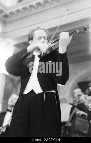 Orchesterleiter violoniste und der Barnabas von einem Konzert bei Geczy, Deutschland 1930 er Jahre. Violoniste et chef d'orchestre Barnabas von Geczy effectuant, Allemagne 1930. Banque D'Images