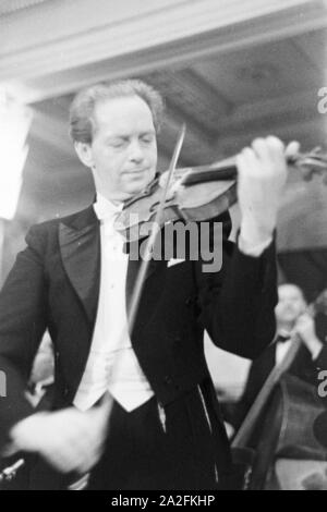 Orchesterleiter violoniste und der Barnabas von einem Konzert bei Geczy, Deutschland 1930 er Jahre. Violoniste et chef d'orchestre Barnabas von Geczy effectuant, Allemagne 1930. Banque D'Images