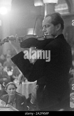 Orchesterleiter violoniste und der Barnabas von einem Konzert bei Geczy, Deutschland 1930 er Jahre. Violoniste et chef d'orchestre Barnabas von Geczy effectuant, Allemagne 1930. Banque D'Images