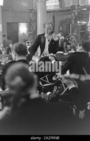 Orchesterleiter violoniste und der Barnabas von einem Konzert bei Geczy, Deutschland 1930 er Jahre. Violoniste et chef d'orchestre Barnabas von Geczy effectuant, Allemagne 1930. Banque D'Images