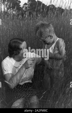 Eine Familie fährt in den Urlaub, Deutsches Reich 1930er Jahre. Une famille en vacances, Allemagne 1930. Banque D'Images