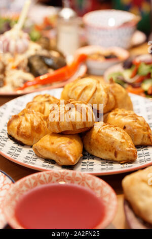 Samsa quenelles sur servi table de restaurant, une cuisine ouzbèke Banque D'Images