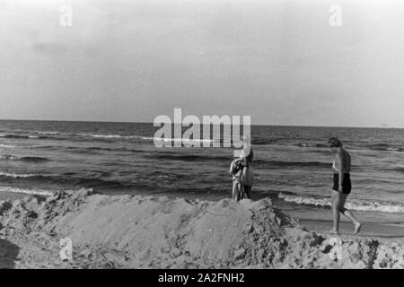 Urlauberinnen am Strand an der Ostsee, Deutschland 1930 er Jahre. Les vacanciers à la plage de la mer Baltique, Allemagne 1930. Banque D'Images
