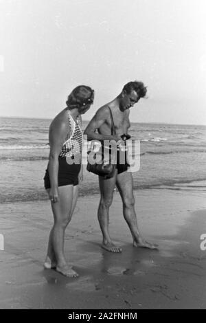 Urlauber am Strand an der Ostsee, Deutschland 1930 er Jahre. Les vacanciers à la plage de la mer Baltique, Allemagne 1930. Banque D'Images