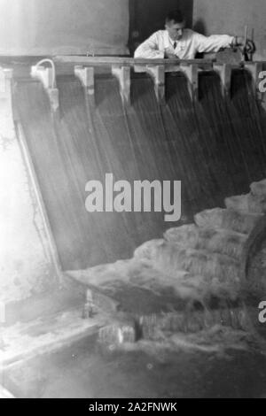 Flußbau Im Laboratorium à Karlsruhe, Deutschland 1930 er Jahre. Au laboratoire de génie de la rivière à Karlsruhe, Allemagne 1930. Banque D'Images