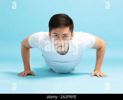 Portrait of young man doing fitness push up Banque D'Images