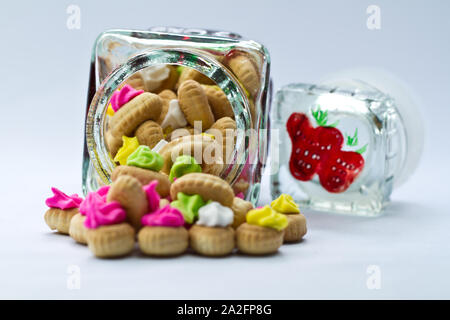 Sugar cookies avec récipient transparent sur fond blanc Banque D'Images