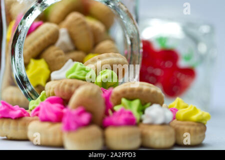 Sugar cookies avec récipient transparent sur fond blanc Banque D'Images