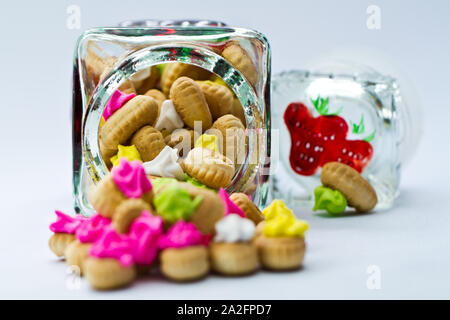 Sugar cookies avec récipient transparent sur fond blanc Banque D'Images