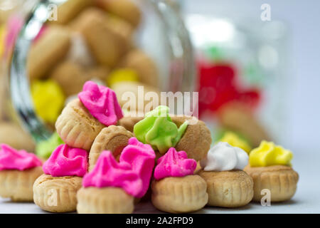 Sugar cookies avec récipient transparent sur fond blanc Banque D'Images