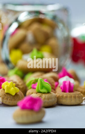 Sugar cookies avec récipient transparent sur fond blanc Banque D'Images