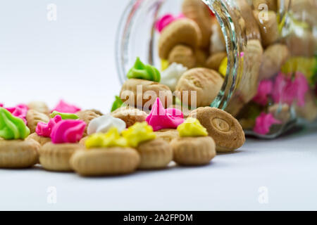 Sugar cookies avec récipient transparent sur fond blanc Banque D'Images