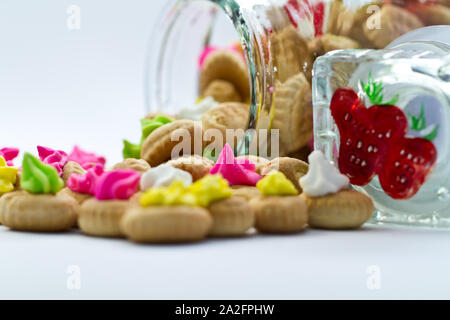 Sugar cookies avec récipient transparent sur fond blanc Banque D'Images