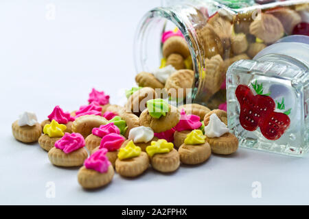 Sugar cookies avec récipient transparent sur fond blanc Banque D'Images