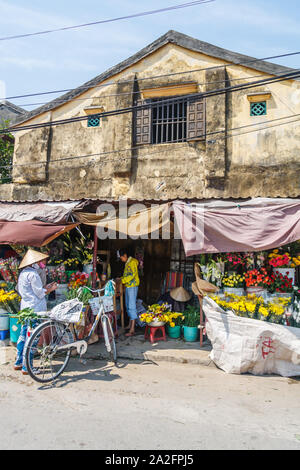 Hoi An, Vietnam - 3 mars 2010 : location à l'extérieur d'un magasin de fleur. Le vélo est encore une forme populaire de transport. Banque D'Images