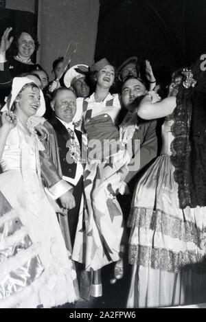 Von Karnevalsfeier Besucher, Deutsches Reich 1937. Les clients d'un carnaval partie, Allemagne 1937. Banque D'Images