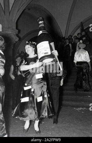 Von Karnevalsfeier Besucher, Deutsches Reich 1937. Les clients d'un carnaval partie, Allemagne 1937. Banque D'Images