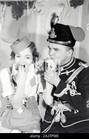 Von Karnevalsfeier Besucher, Deutsches Reich 1937. Les clients d'un carnaval partie, Allemagne 1937. Banque D'Images