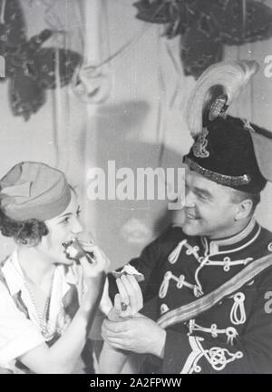 Von Karnevalsfeier Besucher, Deutsches Reich 1937. Les clients d'un carnaval partie, Allemagne 1937. Banque D'Images