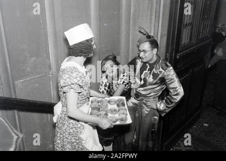 Von Karnevalsfeier Besucher, Deutsches Reich 1937. Les clients d'un carnaval partie, Allemagne 1937. Banque D'Images