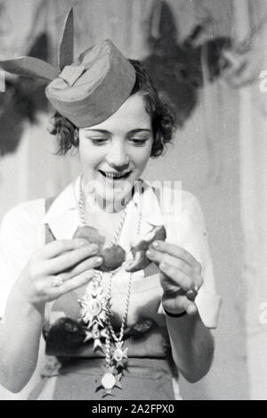 Von Karnevalsfeier Besucherin, Deutsches Reich 1937. L'invité d'un carnaval partie, Allemagne 1937. Banque D'Images