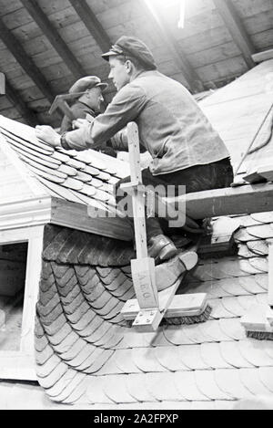 Auszubildende von Dachdeckerschule bei einer Übung, Deutsches Reich 1937. Les stagiaires de l'école à un couvreur un tutoriel, Allemagne 1937. Banque D'Images