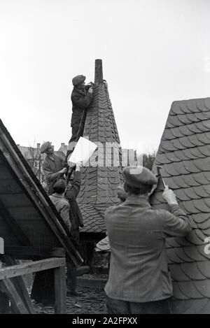 Auszubildende von Dachdeckerschule bei einer Übung, Deutsches Reich 1937. Les stagiaires de l'école à un couvreur un tutoriel, Allemagne 1937. Banque D'Images