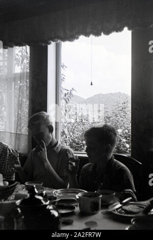 Schüler des Schülerheims Kolonial Harzburg beim trinken Kaffe, Deutsches Reich 1937. Les étudiants de l'école résidentielle coloniale Harzburg réunion pour le café ; l'Allemagne 1937. Banque D'Images