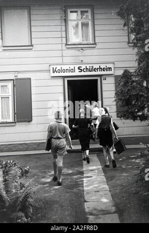 Schülerinnen des Schülerheims Kolonial Harzburg vor dem Schulgebäude, Deutsches Reich 1937. Les étudiants de l'école résidentielle coloniale Harzburg devant le bâtiment de l'école ; l'Allemagne 1937. Banque D'Images