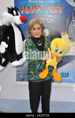 LOS ANGELES, CA. 13 novembre 2011 : June Foray lors de la première mondiale de 'Happy Feet 2' au Grauman's Chinese Theatre, à Hollywood. © 2011 Paul Smith / Featureflash Banque D'Images