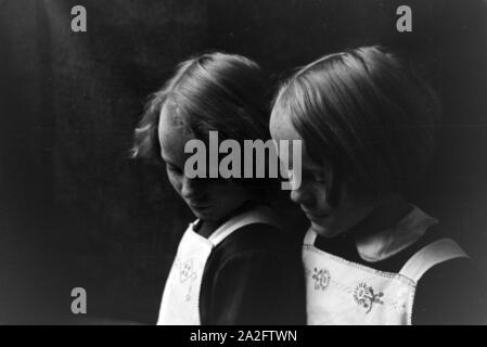 Zwei der Vierlinge von Brücken, Deutsches Reich 1930er Jahre. Deux des quadruplets de Brücken, Allemagne 1930. Banque D'Images