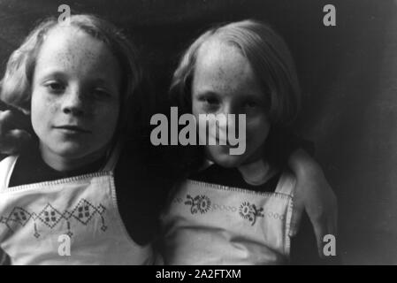 Zwei der Vierlinge von Brücken, Deutsches Reich 1930er Jahre. Deux des quadruplets de Brücken, Allemagne 1930. Banque D'Images