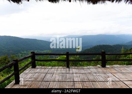 Terrasse vue sur forêt vert paysage de montagne à l'extérieur Balcon vue incroyable fond nature hill Banque D'Images