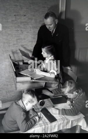 Mitglieder von sich gegenseitig kinderreichen Familie helfen, Deutsches Reich 1930er Jahre. Membres d'une famille élargie s'aider les uns les autres, l'Allemagne des années 1930. Banque D'Images