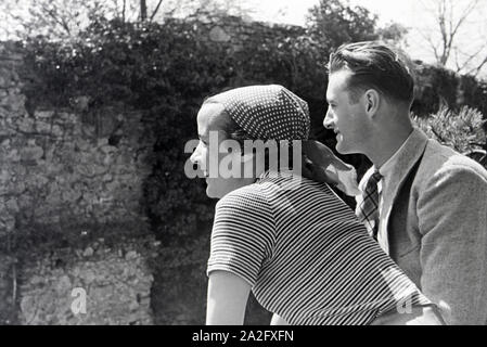 Ein Paar auf einem Ausflug, 1930er Jahre Deutsches Reich. Un couple passe d'une excursion, l'Allemagne des années 1930. Banque D'Images