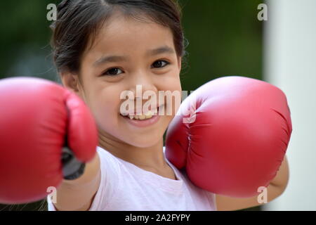 Heureux enfant athlète Wearing Boxing gloves Banque D'Images