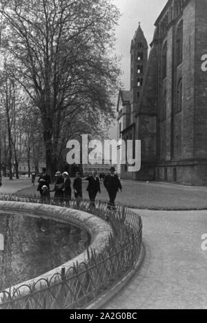 Ein Ausflug zum Speyerer Dom, Deutsches Reich 1930er Jahre. Une excursion à la cathédrale de Speyer, Allemagne 1930. Banque D'Images