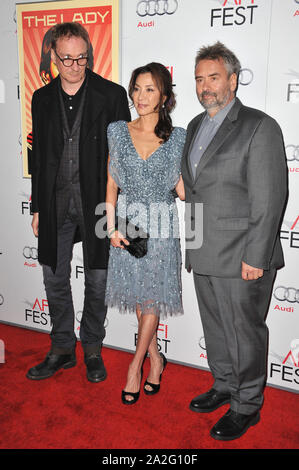 LOS ANGELES, CA. 05 novembre 2011 : Michelle Yeoh et David Thewlis & réalisateur Luc Besson (à droite) lors de la première de son nouveau film 'La Dame', une partie de l'AFI Fest 2011, au Grauman's Chinese Theatre, à Hollywood. © 2011 Paul Smith / Featureflash Banque D'Images