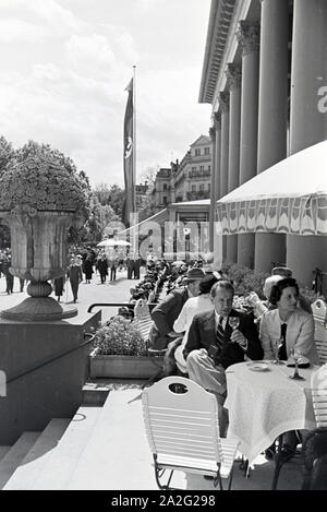 Gut besuchte Die Terasse des Baden-Badener Kurhauses, entworfen von Friedrich Weinbrenner im 19. Jahrhundert, Deutschland 1930 er Jahre. La terrasse bien fréquenté le Kurhaus de Baden-Baden, conçu par Friedrich Weinbrenner au 19ème siècle, l'Allemagne des années 1930. Banque D'Images