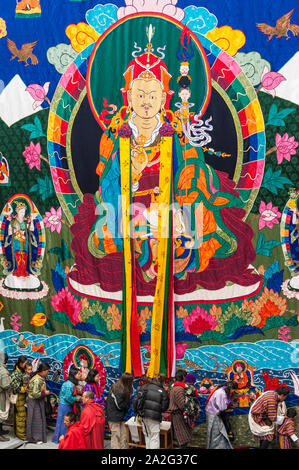 Bumthang, Bhoutan, 06 Nov 2011 : Les sections locales offrant des prières de peinture thangka au Tsechu festival à Jakar Dzong. Banque D'Images