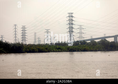 Tours massives de fortes tensions et de lignes à haute tension en milieu rural au Vietnam Banque D'Images