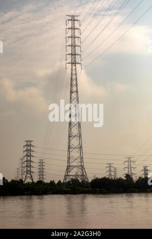 Tours massives de fortes tensions et de lignes à haute tension en milieu rural au Vietnam Banque D'Images