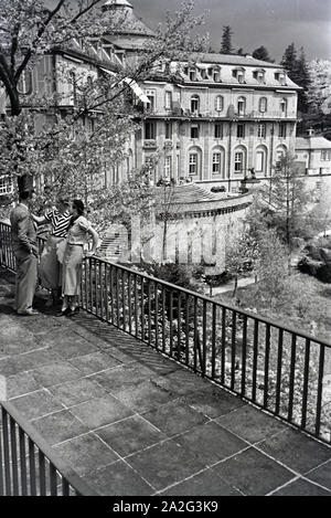 Ein Ausflug Zum Schloss Bühlerhöhe im Schwarzwald, Deutsches Reich 1930er Jahre. Un voyage à Bühlerhöhe château dans la Forêt-Noire, Allemagne 1930. Banque D'Images