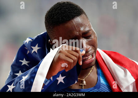 Doha, Qatar. 2e oct, 2019. Grant Holloway du United States pleure après avoir remporté le 110 m haies hommes lors de la finale des Championnats du monde IAAF 2019 à Doha, Qatar, le 2 octobre 2019. Credit : Wang Lili/Xinhua/Alamy Live News Banque D'Images