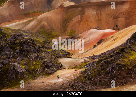 Randonneur dans paysage coloré, surréaliste à Landmannalaugar, Islande Banque D'Images